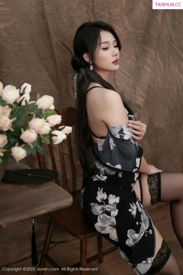   [XiuRen]高清写真图 2025.08.15 No.10655 南乔 黑色旗袍第30张图片